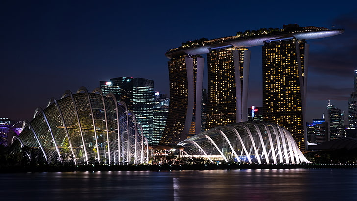 noc, 5k uhd, 5k, światła miasta, azja, budynek, architektura, wieżowiec, śródmieście, zatoka marina, marina bay sands, sylwetka na tle nieba, wieżowiec, woda, punkt orientacyjny, metropolia, miasto, singapur, pejzaż miejski, Tapety HD