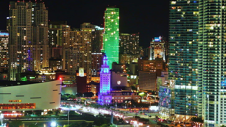 зелено и черно компютърна дънна платка, градски пейзаж, небостъргач, светлини, Маями, нощ, HD тапет