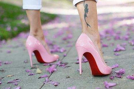 женщины, высокие каблуки, Louboutin, глубина резкости, ножки, на природе, туфли на шпильке, тату, лепестки цветов, HD обои HD wallpaper