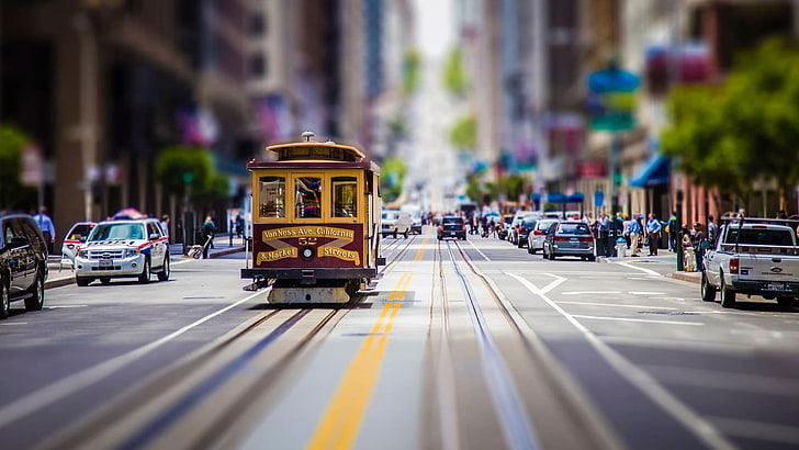 マルーンと茶色の路面電車、昼間の都市の黄色い電車、通り、車、道路、都市、ティルトシフト、都市景観、サンフランシスコ、路面電車、ぼやけ、建物、 HDデスクトップの壁紙