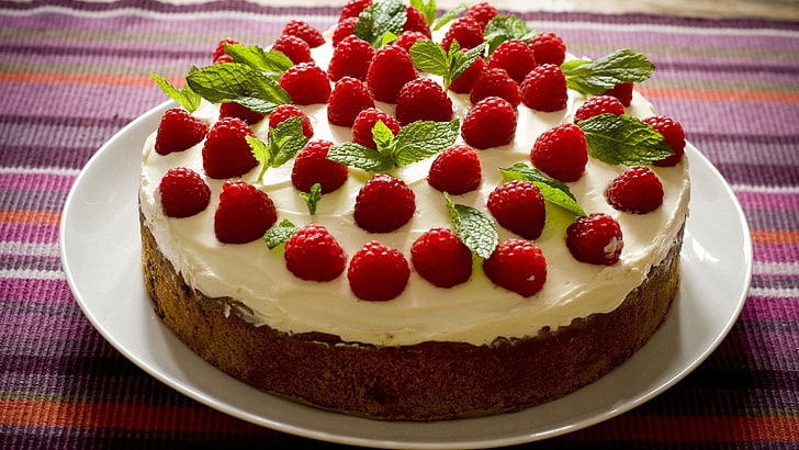okrągły biały tort oblany lukrem z czerwonymi jagodami na wierzchu, malina, mięta, ciasto, śmietana, deser, Tapety HD