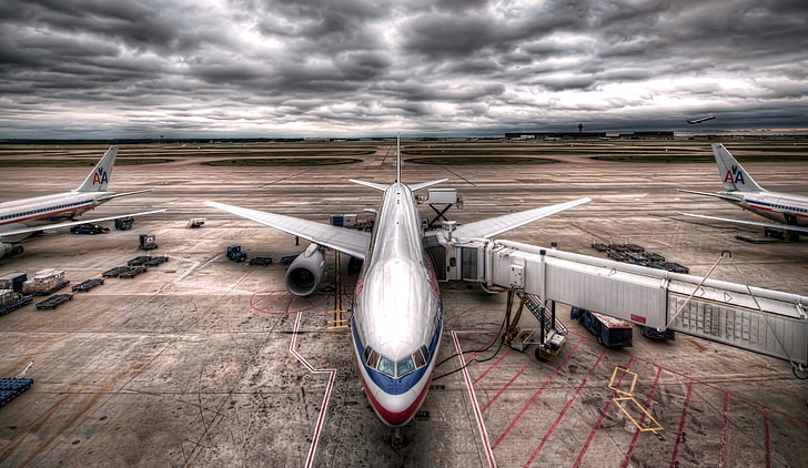 weißes und blaues Passagierflugzeug, das Flugzeug, Wolken, Flughafen, Flügel, Boeing, Luftfahrt, 777, bewölkt, Verkehrsflugzeug, HD-Hintergrundbild