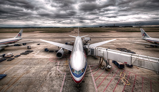 avión de pasajeros blanco y azul, El avión, Nubes, Aeropuerto, Alas, Boeing, Aviación, 777, Nublado, Avión de pasajeros, Fondo de pantalla HD HD wallpaper