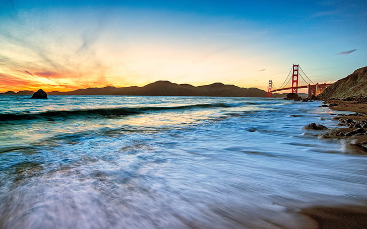 kapal putih dan biru di atas badan lukisan air, matahari terbenam, pantai, Jembatan Golden Gate, AS, laut, Wallpaper HD