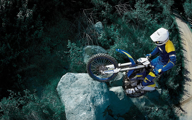 blue and yellow dirt bike, mountains, competition, sport, motorcycle, HD wallpaper