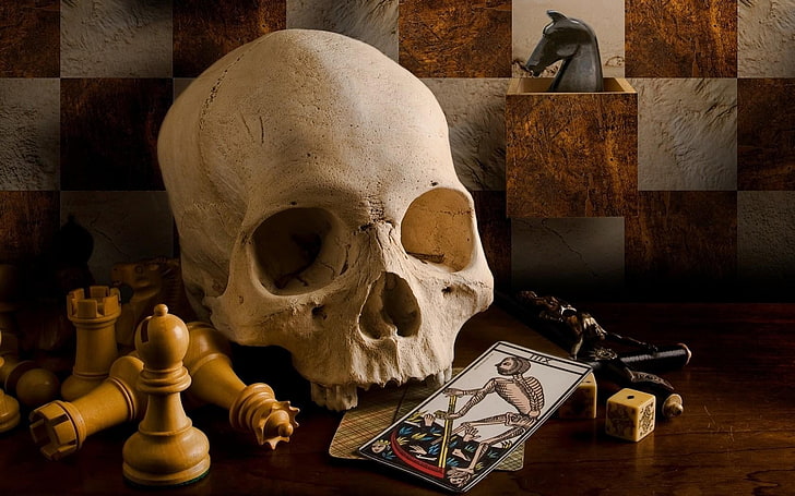 cráneo humano blanco con piezas de ajedrez y carta de tarot, calavera, muerte, naipes, ajedrez, dados, peones, dientes, caballo, cuadros, juegos de mesa, guadaña, cruz, mesa, superficie de madera, cubo, tarot, Fondo de pantalla HD