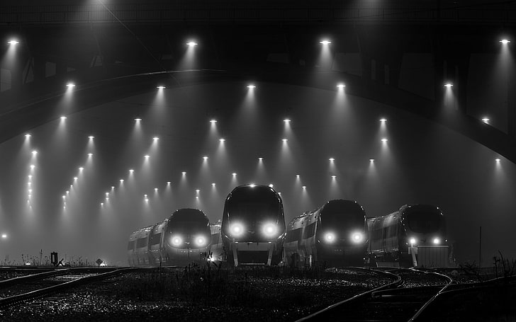 Graustufenfotografie von vier Zügen, Nacht, Lichter, Bahnhof, Eisenbahn, Nebel, Monochrom, Technologie, HD-Hintergrundbild
