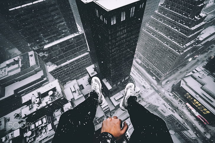городской пейзаж небоскреб с высоты птичьего полета снег кровля крыши зимой ноги, HD обои