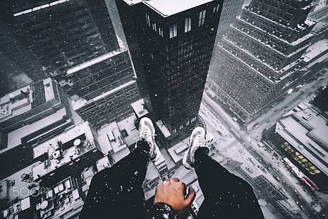 чифт бели обувки на човек, снимка на човек, седнал и гледащ сгради, градски пейзаж, сняг, зима, птичи поглед, крака, покриви, небостъргач, покрив, сняг, сиво, HD тапет HD wallpaper
