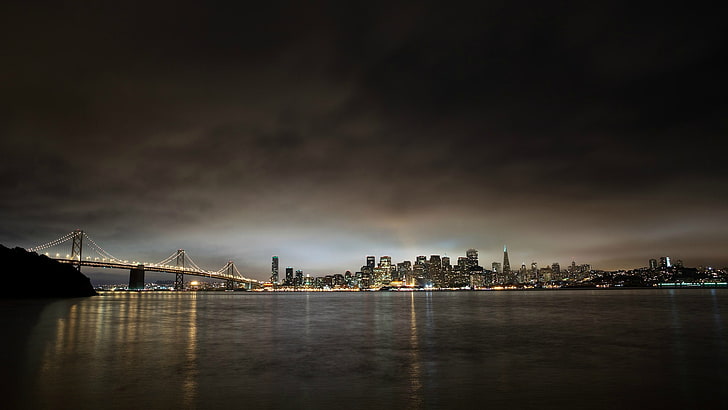панорамна фотография на кабелна сграда в близост до висока сграда, град, градски пейзаж, облаци, небостъргач, вълни, силует, мост, Сан Франциско, мост Оукланд Бей, САЩ, HD тапет