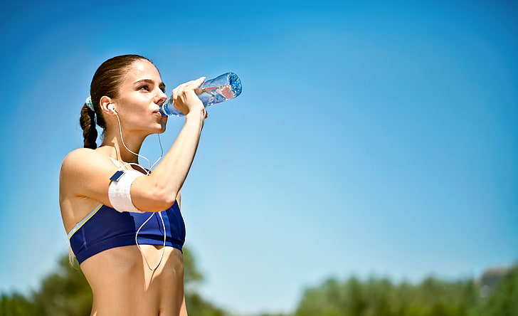 mujer, agua mineral, actividad al aire libre, hidratación del deportista, Fondo de pantalla HD