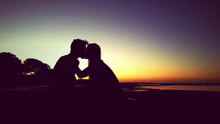 silhouette of man and woman kissing during sunset, Kiss, Couple, Sunset, Romantic, HD, HD wallpaper