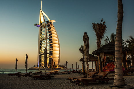 Burj Al Arab, Dubai, Burj Al Arab, palmeiras, espreguiçadeiras, praia, HD papel de parede HD wallpaper
