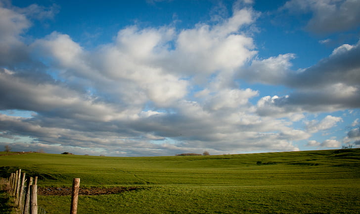 öppet fält under vitt moln blå himmel, stor himmel, öppet himmel, öppet fält, vitt moln, blå himmel, Canon, Leicestershire, natur, vacker, landsbygdsscen, landskap, moln - himmel, jordbruk, himmel, utomhus, gård, sommar, natur, kulle, äng, fält, HD tapet