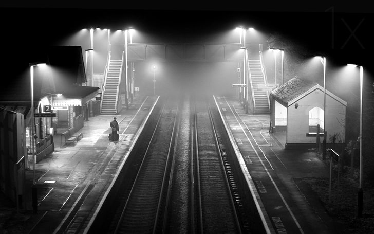 Graustufenfoto des Bahnhofs, Landschaft, Monochrom, Bahnhof, Eisenbahn, Nacht, Nebel, Lichter, Architektur, allein, HD-Hintergrundbild