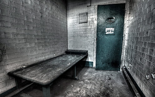 черный деревянный каркас кровати, камера, тюрьма, скамейка, HD обои HD wallpaper
