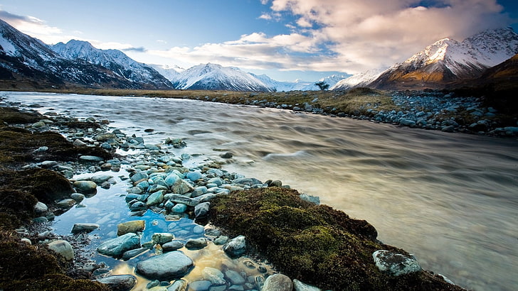 cuerpo de agua rodeado de montañas foto, naturaleza, paisaje, Nueva Zelanda, montañas, nubes, colinas, árboles, agua, río, nieve, roca, larga exposición, Fondo de pantalla HD