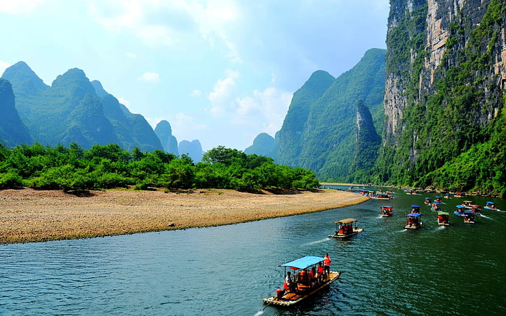 Passagierboote, die durch den Fluss tagsüber umgeben durch Berge, Natur, Landschaft, Li-Fluss, China, Fluss kreuzen, HD-Hintergrundbild