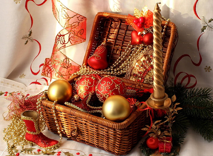 adornos de adorno rojo y dorado y canasta de mimbre, adornos navideños, globos, adornos, velas, zapatos, hilos, agujas, caja, año nuevo, Fondo de pantalla HD