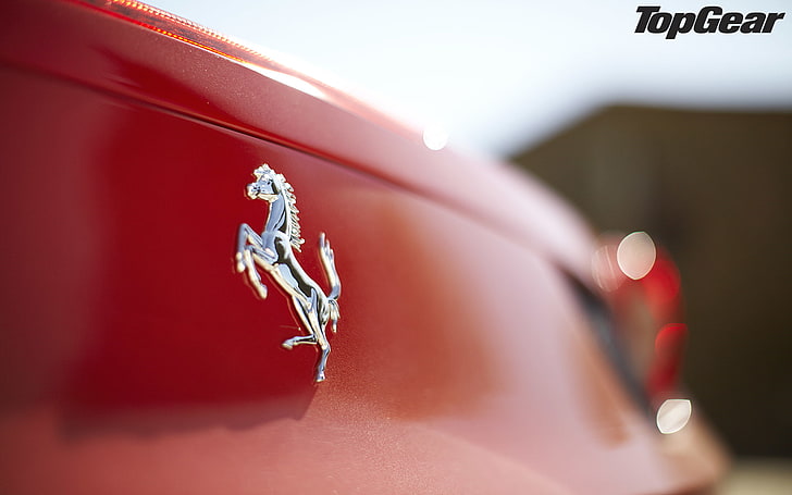 эмблема Ferrari серебристого цвета, макро, красный, логотип, Ferrari, суперкар, эмблема, 458, высшая передача, Италия, лучшее телешоу, Италия, Spider, HD обои