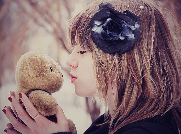 Girl Kissing Teddy Bear, women's black floral hair band, Cute, Girl, Kissing, Bear, Teddy, HD wallpaper