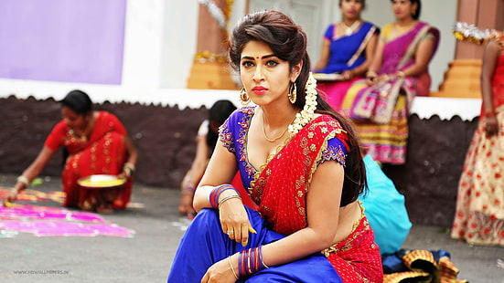 kobieta ubrana w czerwono-niebieski strój indiański ghagra choli skulona na podłodze, Sonarika Bhadoria, foto, bollywood, 4k, Tapety HD HD wallpaper