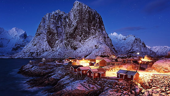 Норвегия, нощ, нощно небе, Европа, здрач, пейзаж, каюти, червени къщи, каюта, природа, лофотен, рибарско селище, сняг, село, планина, зима, небе, Хамно, HD тапет HD wallpaper