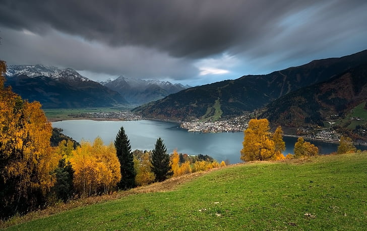 Lake Zell, Österrike, gröna och bruna lövträd med stor vattensamling och bergsutsikt, Österrike, träd, berg, panorama, Alperna, höst, sjö, Zell-sjön, Zell am See, Zeller See, HD tapet