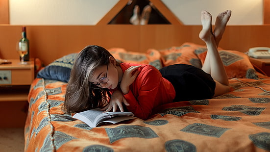 เสื้อสเวตเตอร์คอกลมสีแดงของผู้หญิงผู้หญิงกระโปรงนอนอยู่บนเตียงฟุตในอากาศแว่นตาหนังสือภาพบุคคล Stepan Gladkov รอยสักดีงามเท้าเปล่า, วอลล์เปเปอร์ HD HD wallpaper