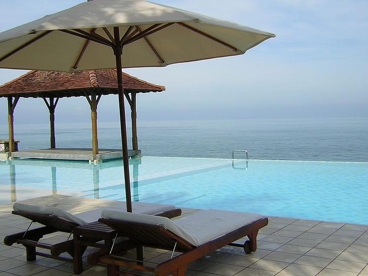 sri lanka chaises pont océan piscine parasols HD, 2 chaises longues rembourrées en bois marron et parasol blanc, nature, océan, piscine, chaises, pont, parasols, Fond d'écran HD