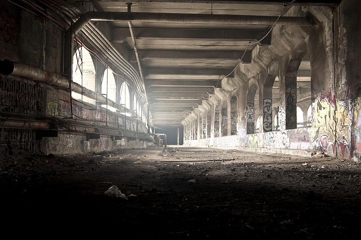 interior de edificio de hormigón gris, luz, tubería, basura, graffiti, alambre, ventanas, abandonado, el túnel, Fondo de pantalla HD