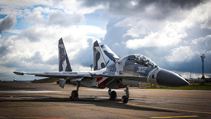 szaro-biały odrzutowiec, flanker Su-27, samolot, pas startowy, niebo, Tapety HD