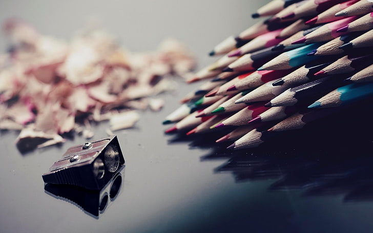 dużo kolorowego ołówka i temperówka, kupa kolorowego ołówka, makro, ołówki, głębia ostrości, Tapety HD