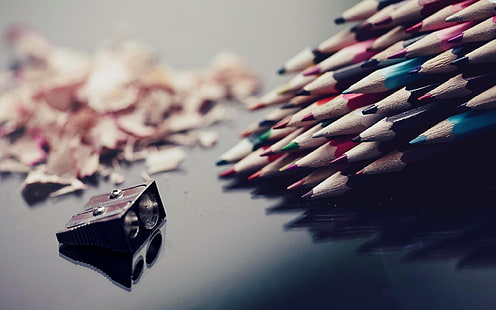 مجموعة أقلام ملونة ومبراة ، كومة من أقلام الرصاص الملونة ، ماكرو ، أقلام رصاص ، عمق المجال، خلفية HD HD wallpaper