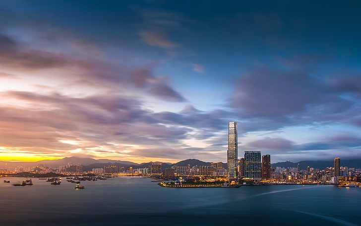 stadsbyggnader, panoramafotografering av byggnader, arkitektur, byggnad, skyskrapa, stad, stadsbild, urban, moln, Hong Kong, Kina, vatten, hav, fartyg, kväll, solnedgång, hamn, lång exponering, kullar, ljus, HD tapet