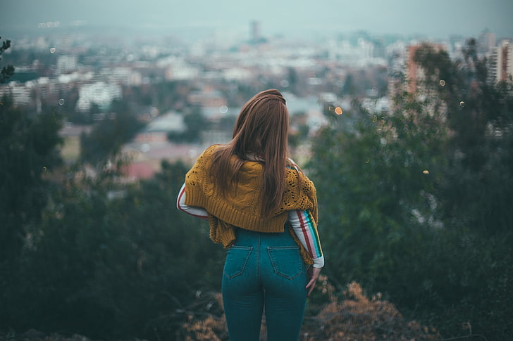 jeans de mezclilla azul para mujer y suéter marrón, retrato, espalda, paisaje urbano, jeans, profundidad de campo, mujeres al aire libre, Fondo de pantalla HD