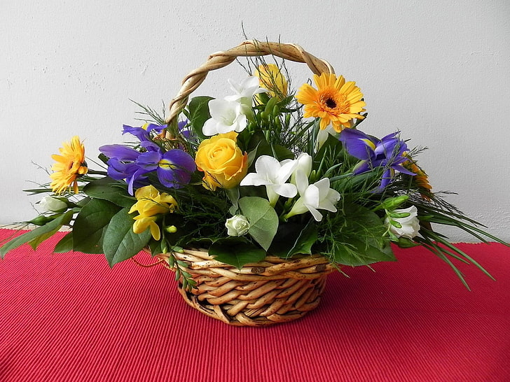 decoração de flores artificiais amarela e branca, rosas, gerberas, íris, folhas, música, cesta, HD papel de parede
