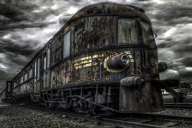 قطار بني ، قطار ، مركبة ، مهجور ، قديم ، HDR ، خراب ، سكة حديدية ، ملبدة بالغيوم، خلفية HD