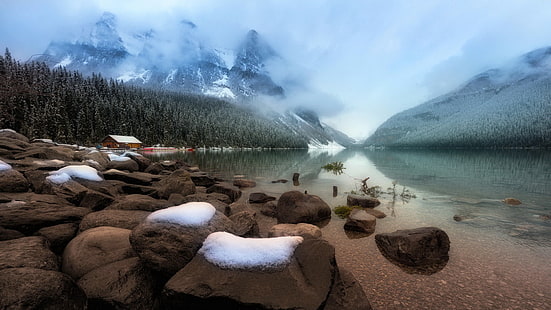 водно тяло, природа, пейзаж, дървета, гора, езеро, зима, камъни, сняг, мъгла, снежна планина, къща, отражение, хълмове, клон, Алберта, Национален парк Алберта, Канада, HD тапет HD wallpaper