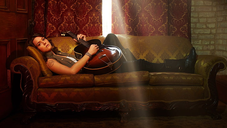 brandi carlile момиче китара диван-Широкоекранен Wallpa .., червена и черна електрическа китара, HD тапет