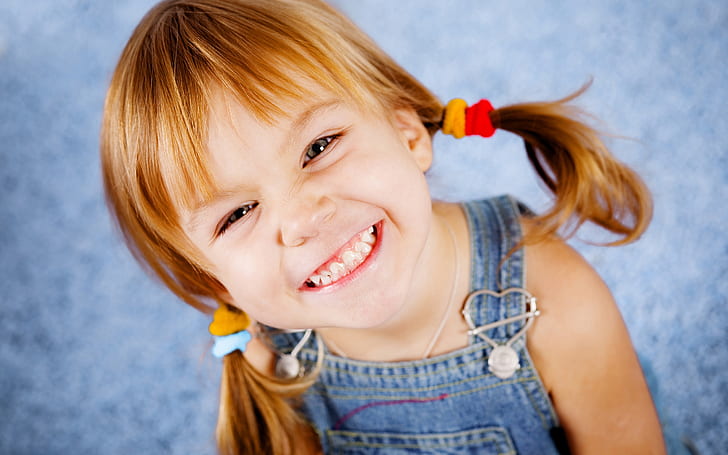 幸せな少女の笑顔、少女の青いダンガリー、笑顔、幸せ、小さな少女、 HDデスクトップの壁紙