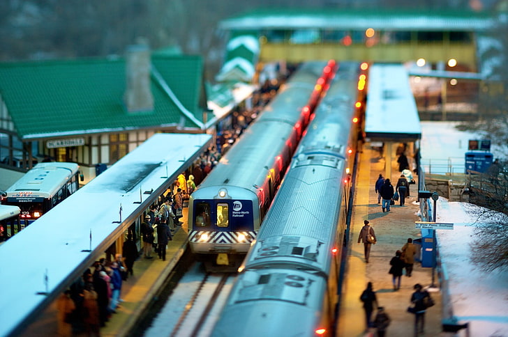 två grå tåg, miniatyr av tåg och människor, tåg, tilt shift, tågstation, tunnelbana, HD tapet