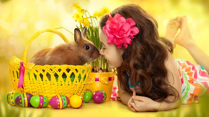 brązowy królik, dzieci, koszyczki, jajka, kwiat we włosach, boso, króliki, żonkile, Wielkanoc, pisanki, Tapety HD