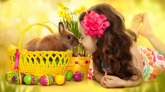 braunes Kaninchen, Kinder, Körbe, Eier, Blume im Haar, barfuß, Kaninchen, Narzissen, Ostern, Ostereier, HD-Hintergrundbild HD wallpaper