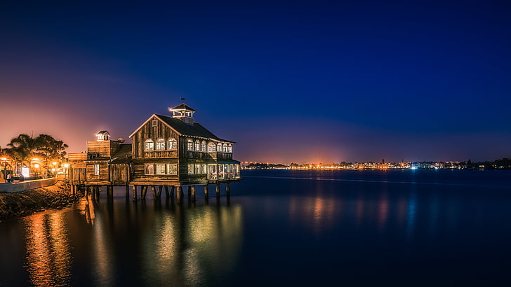 brązowy dom drewniany, miejski, San Diego, Pier Cafe, miasto, noc, odbicie, zatoka, Tapety HD