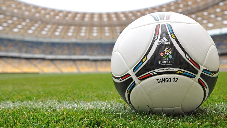 흰색, 검은 색 및 빨간색 Adidas Tango 12 축구 공, EURO 2012, Adidas, 축구, 축구 경기장, 공, 공, HD 배경 화면