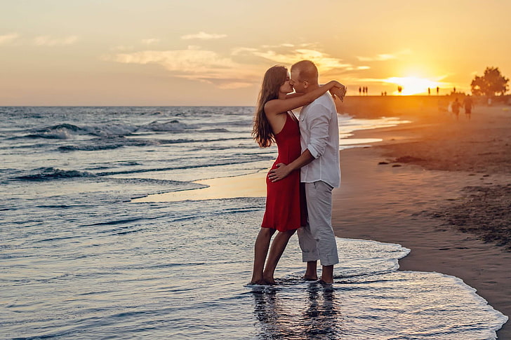 Beach, couple, dawn, dusk, kissing, love, ocean, outdoors, people,  romantic, HD wallpaper | Wallpaperbetter