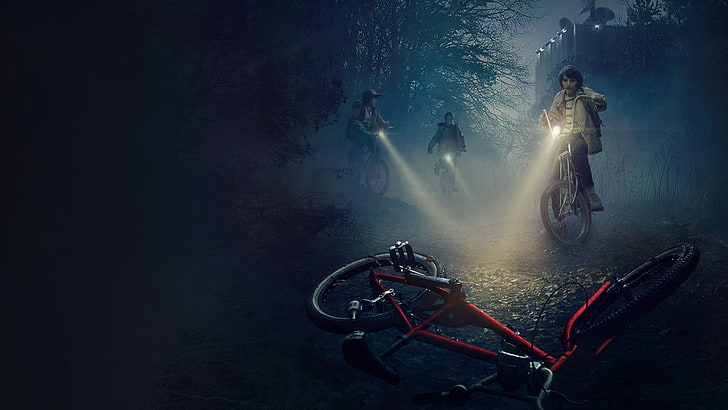 ثلاثة أشخاص ينظرون إلى دراجة حمراء على خلفية رقمية أرضية ، أشياء غريبة ، دراجة ، تلفزيون ، Netflix، خلفية HD