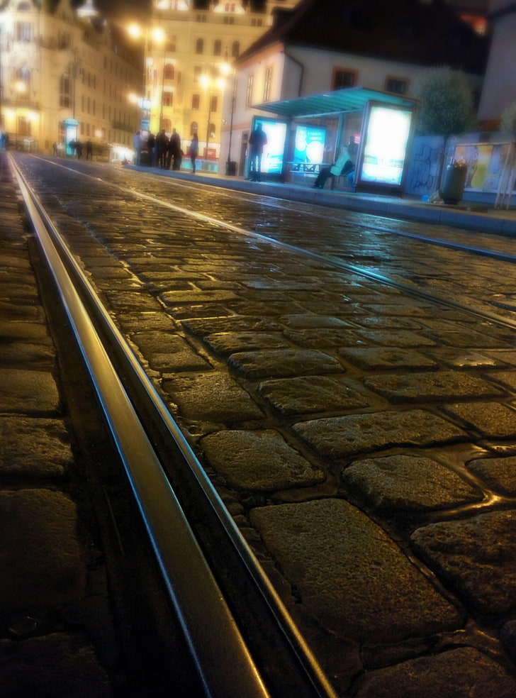 table en bois marron et noir, Prague, métro, pavé, Fond d'écran HD, fond d'écran de téléphone
