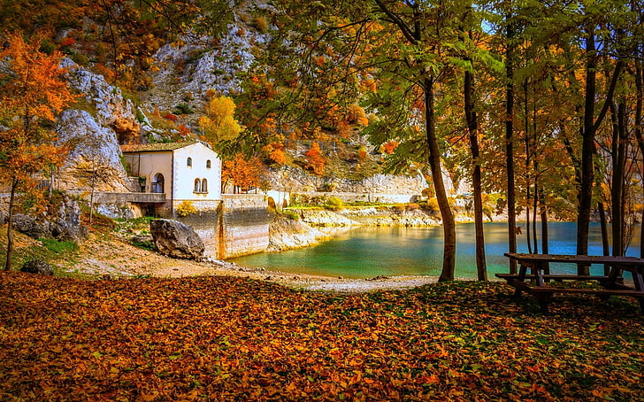 поле коричневого листа, поле покрытое коричневыми листьями, коттедж, озеро, осень, кемпинг, Италия, деревья, холмы, желтый, оранжевый, зеленый, синий, природа, пейзаж, HD обои